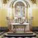 Laltare in marmo policromo  invece del XIX secolo e conserva al centro un tabernacolo sormontato da un grande timpano